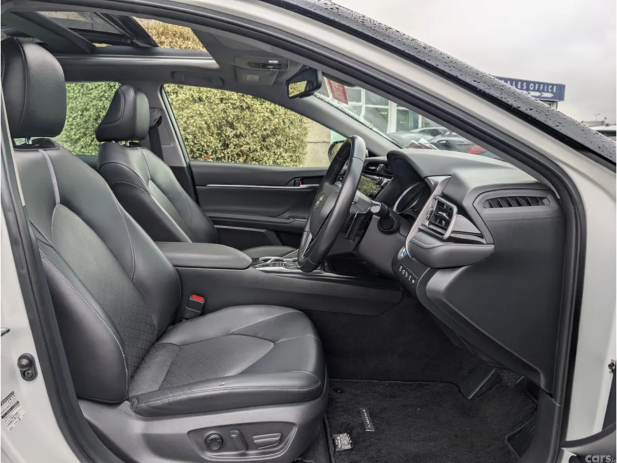 Toyota Camry Saloon, Petrol Hybrid, 2020, White