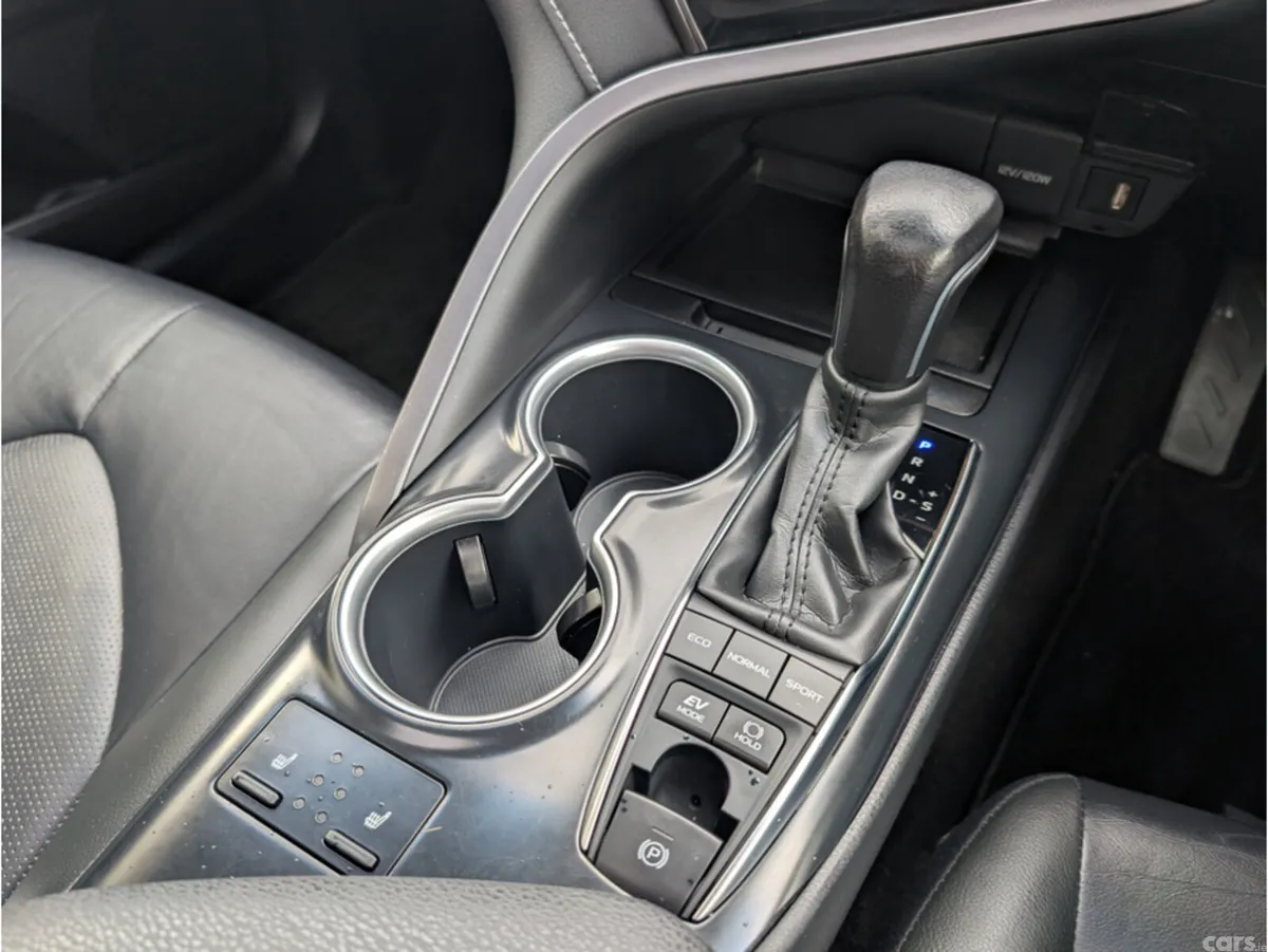 Toyota Camry Saloon, Petrol Hybrid, 2020, White