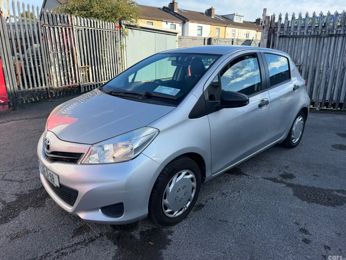Toyota Yaris Hatchback, Petrol, 2013, Silver