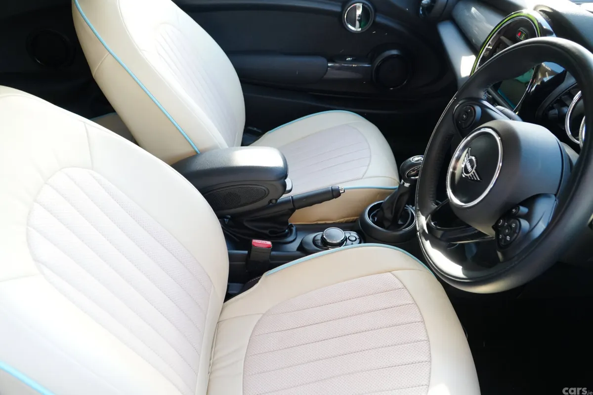 Mini Cooper Hatchback, Diesel, 2019, Grey