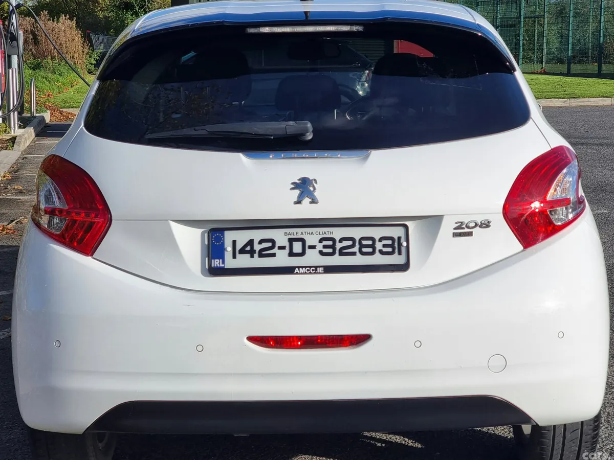 Peugeot 208 Hatchback, Petrol, 2014, White