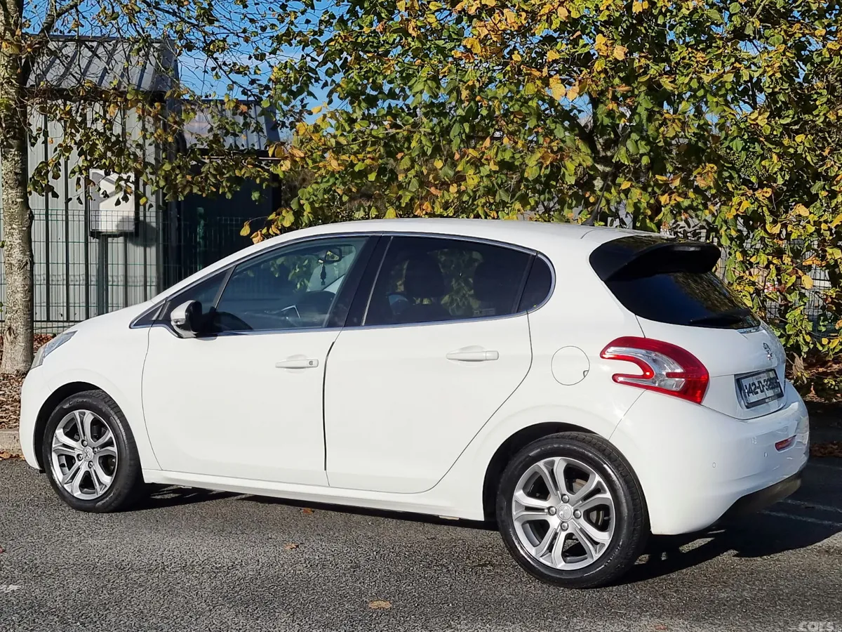 Peugeot 208 Hatchback, Petrol, 2014, White