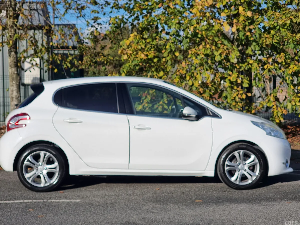 Peugeot 208 Hatchback, Petrol, 2014, White