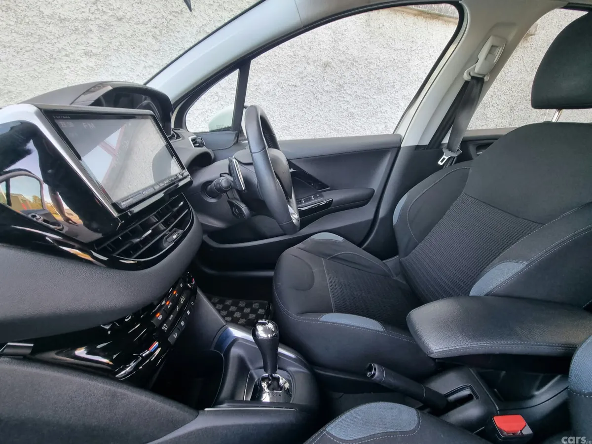 Peugeot 208 Hatchback, Petrol, 2014, White