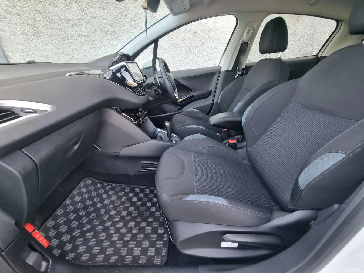 Peugeot 208 Hatchback, Petrol, 2014, White