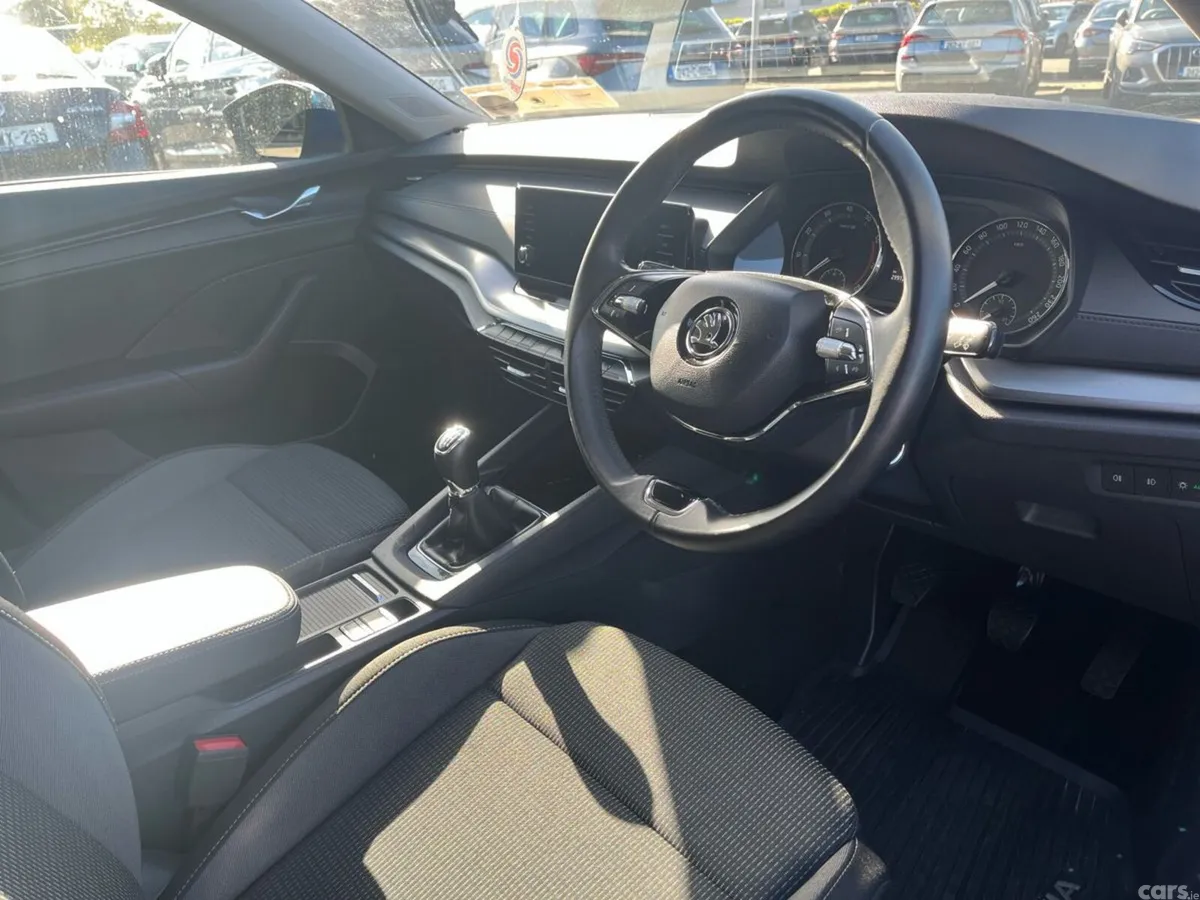 Skoda Octavia Saloon, Petrol, 2024, Blue