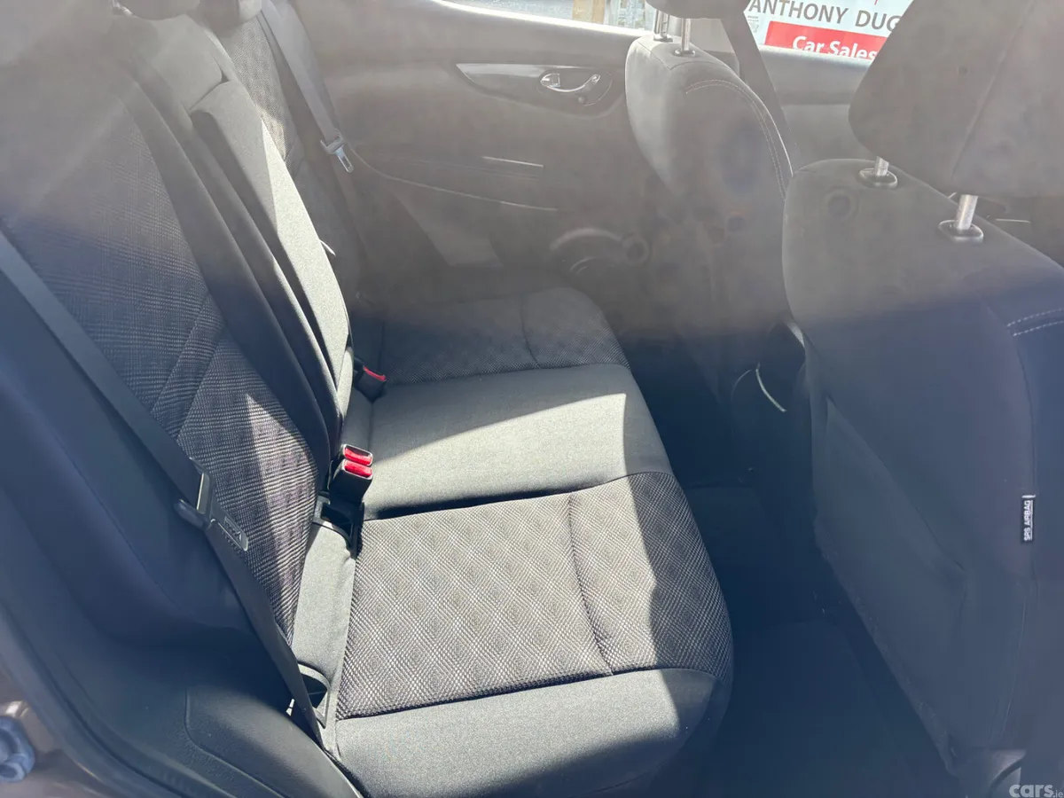 Nissan Qashqai Hatchback, Diesel, 2014, Brown