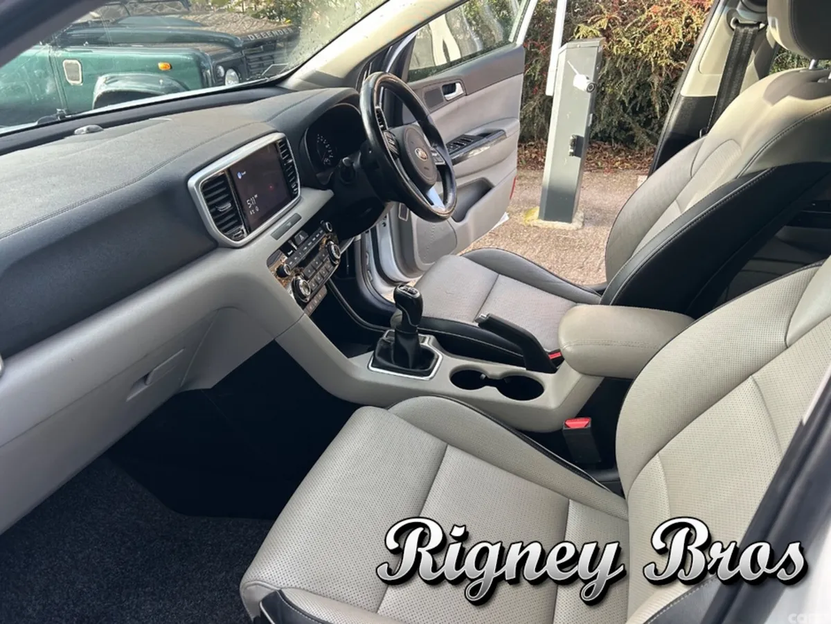 Kia Sportage MPV, Diesel, 2021, White
