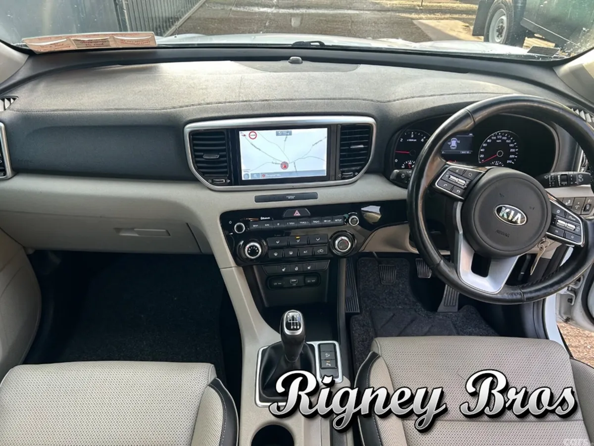 Kia Sportage MPV, Diesel, 2021, White