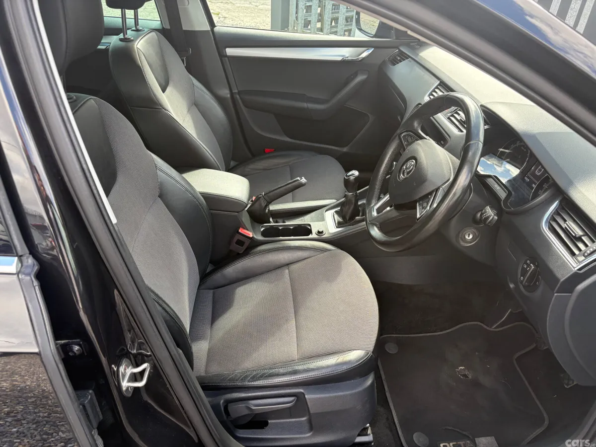 Skoda Octavia Saloon, Diesel, 2019, Black