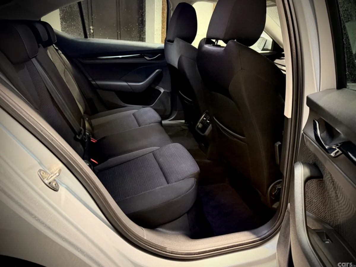 Skoda Octavia Hatchback, Diesel, 2022, Silver