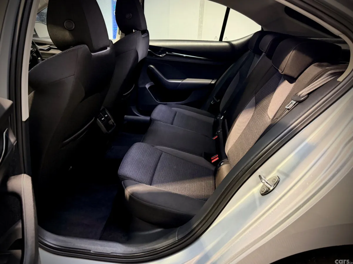 Skoda Octavia Hatchback, Diesel, 2022, Silver