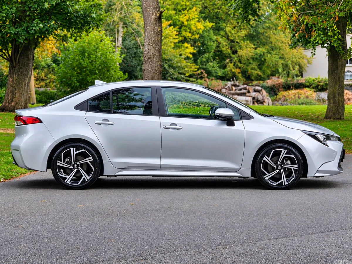 Toyota Corolla Saloon, Petrol Hybrid, 2021, Silver