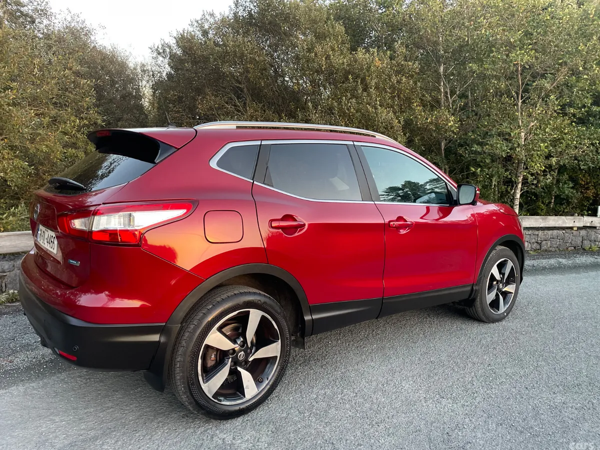 Nissan Qashqai Hatchback, Diesel, 2016, Red
