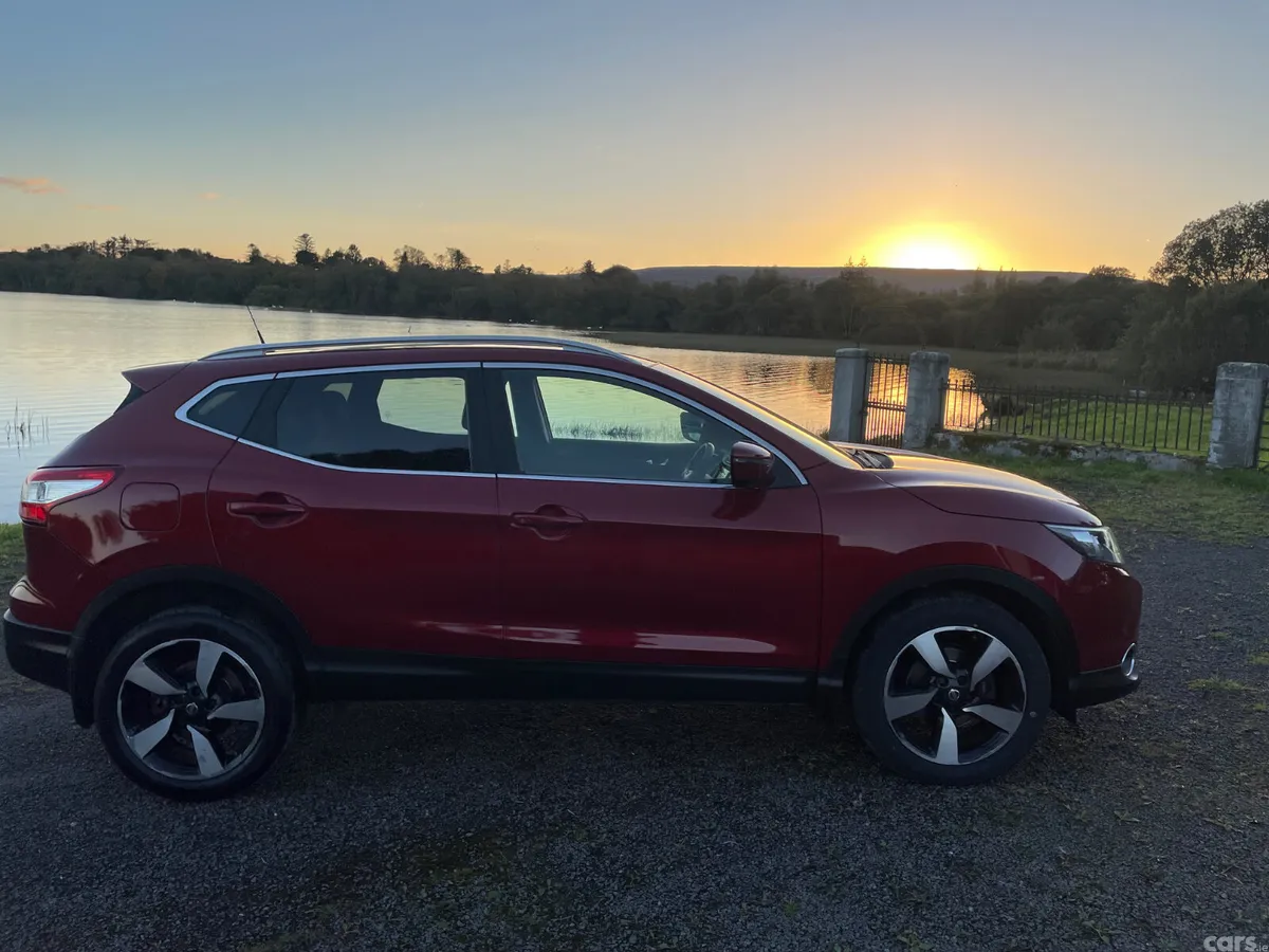 Nissan Qashqai Hatchback, Diesel, 2016, Red
