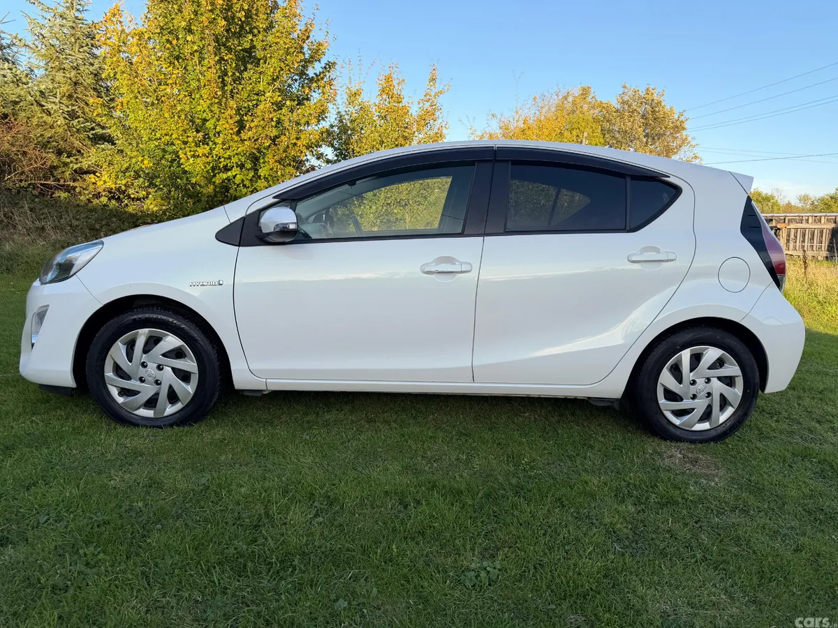 Toyota Aqua Hatchback, Petrol Hybrid, 2015, White