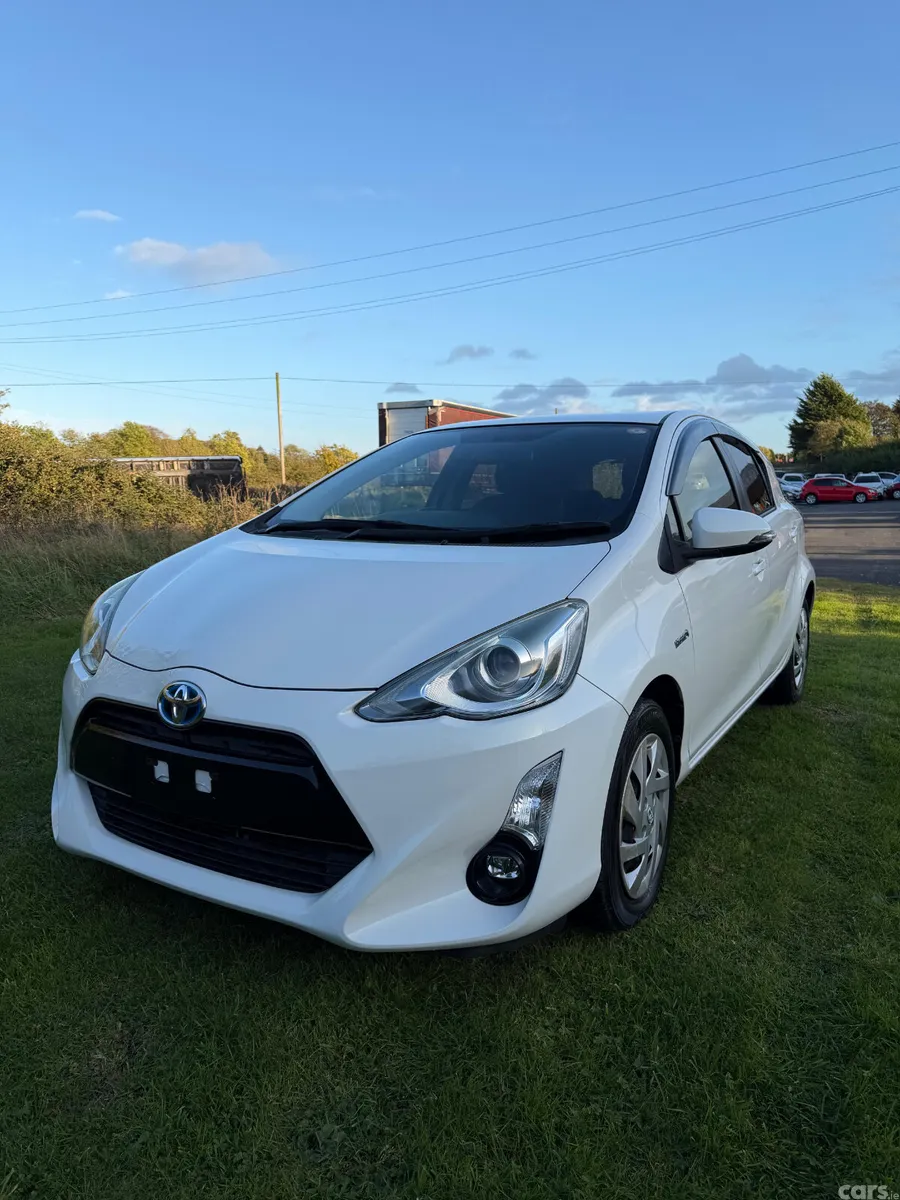 Toyota Aqua Hatchback, Petrol Hybrid, 2015, White