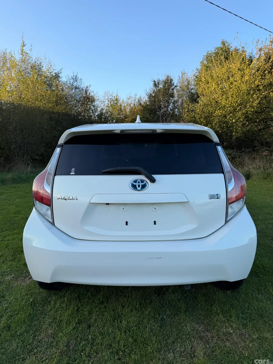 Toyota Aqua Hatchback, Petrol Hybrid, 2015, White