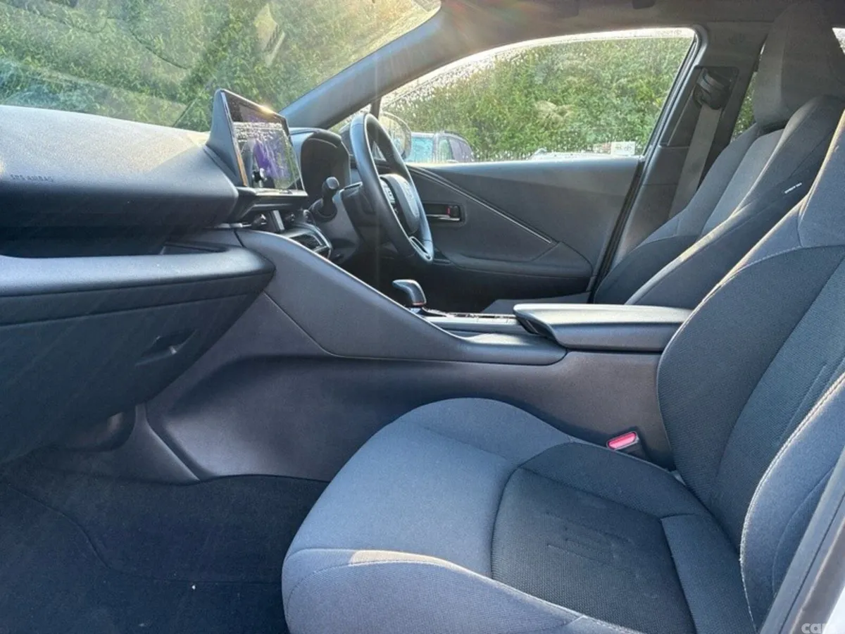 Toyota C-HR SUV, Petrol Hybrid, 2024, White