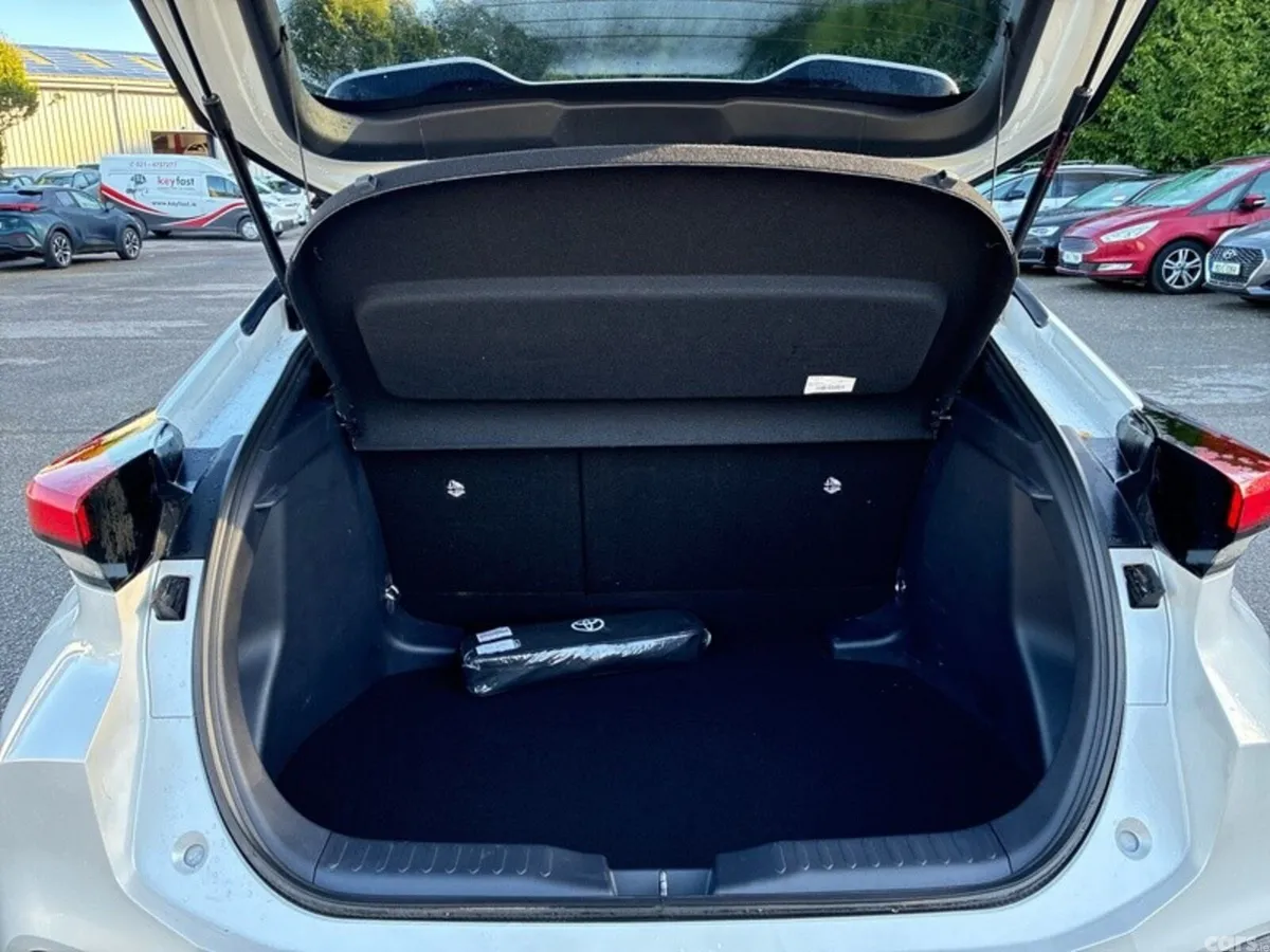 Toyota C-HR SUV, Petrol Hybrid, 2024, White