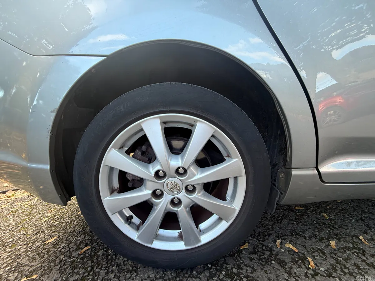 Toyota Avensis Saloon, Diesel, 2011, Grey
