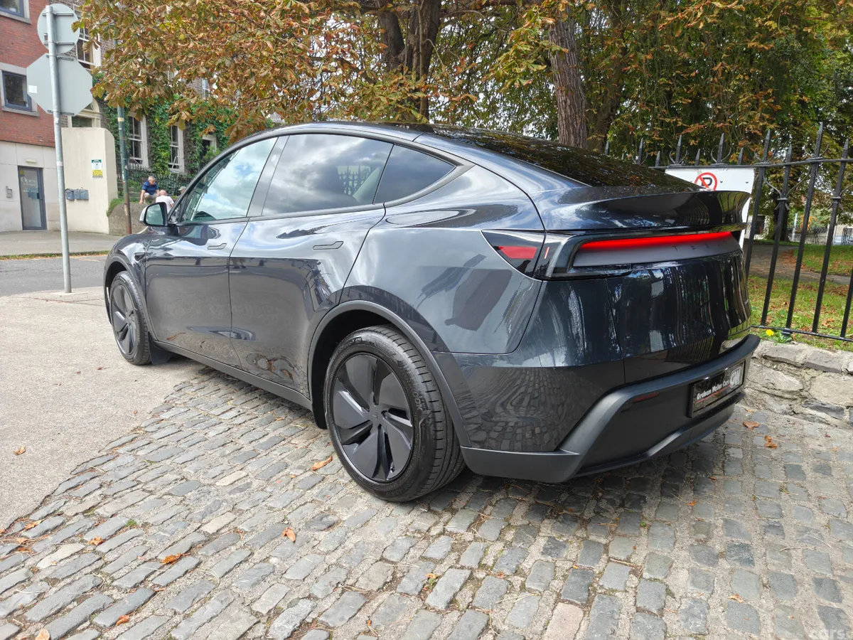 Tesla Model Y MPV, Electric, 2026, Grey