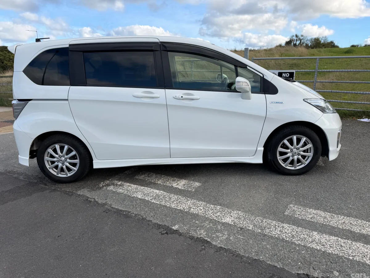 Honda Freed MPV, Petrol Hybrid, 2015, White