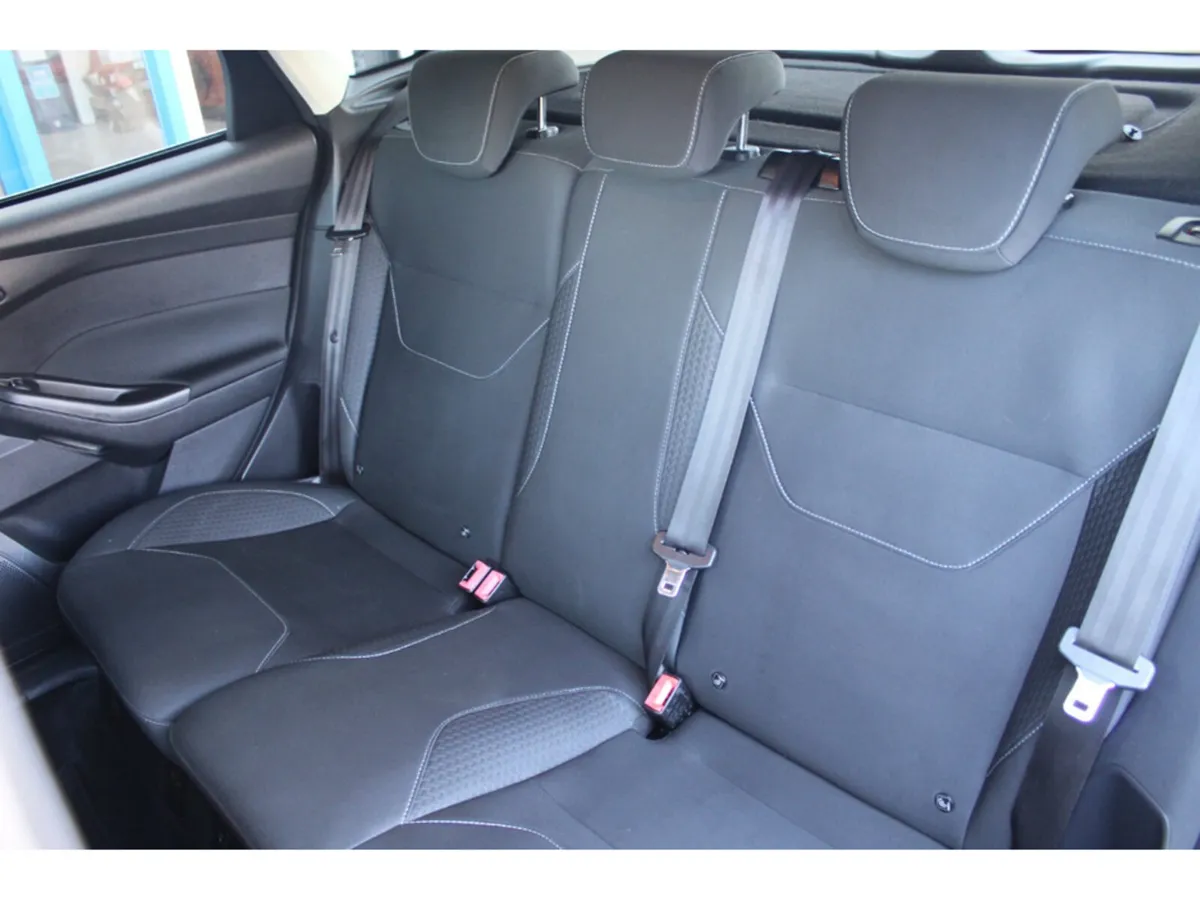 Ford Focus Hatchback, Petrol, 2015, Silver