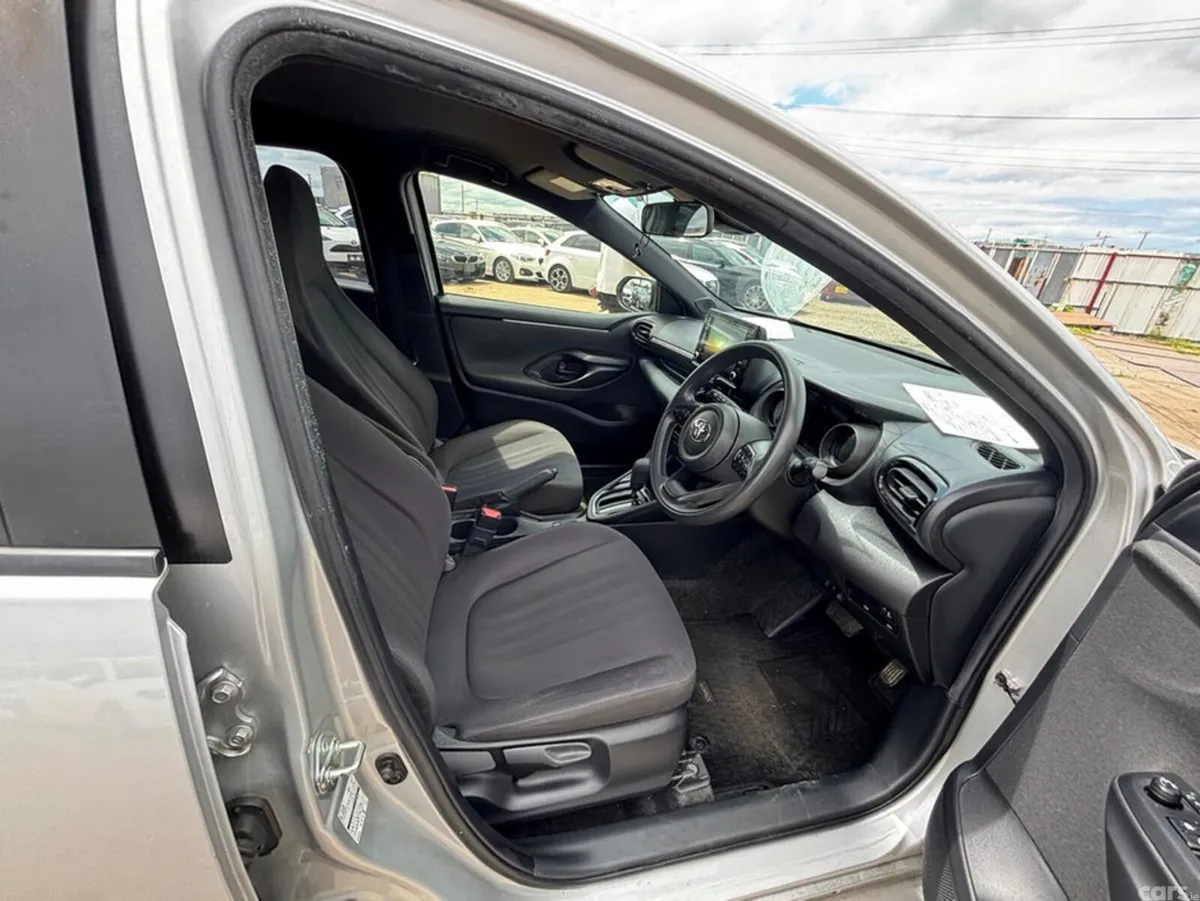 Toyota Yaris Hatchback, Petrol Hybrid, 2020, Silver