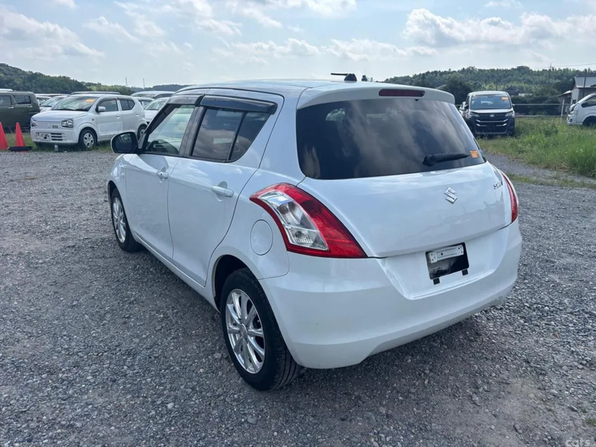 Suzuki Swift Hatchback, Petrol, 2015, White