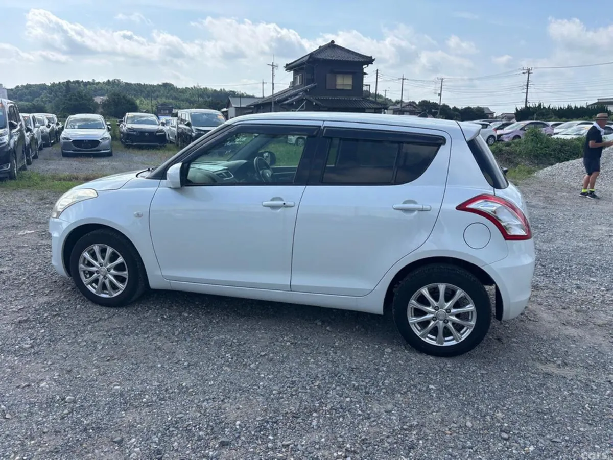 Suzuki Swift Hatchback, Petrol, 2015, White