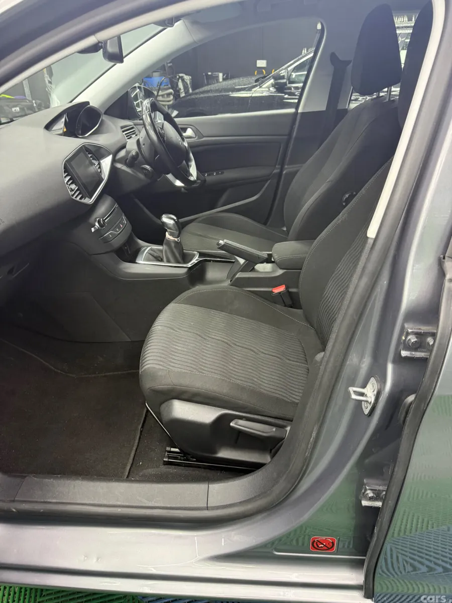 Peugeot 308 Hatchback, Petrol, 2016, Grey