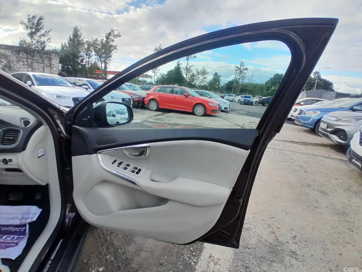 Volvo V40 Hatchback, Diesel, 2016, Brown