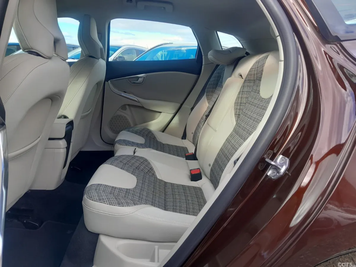 Volvo V40 Hatchback, Diesel, 2016, Brown