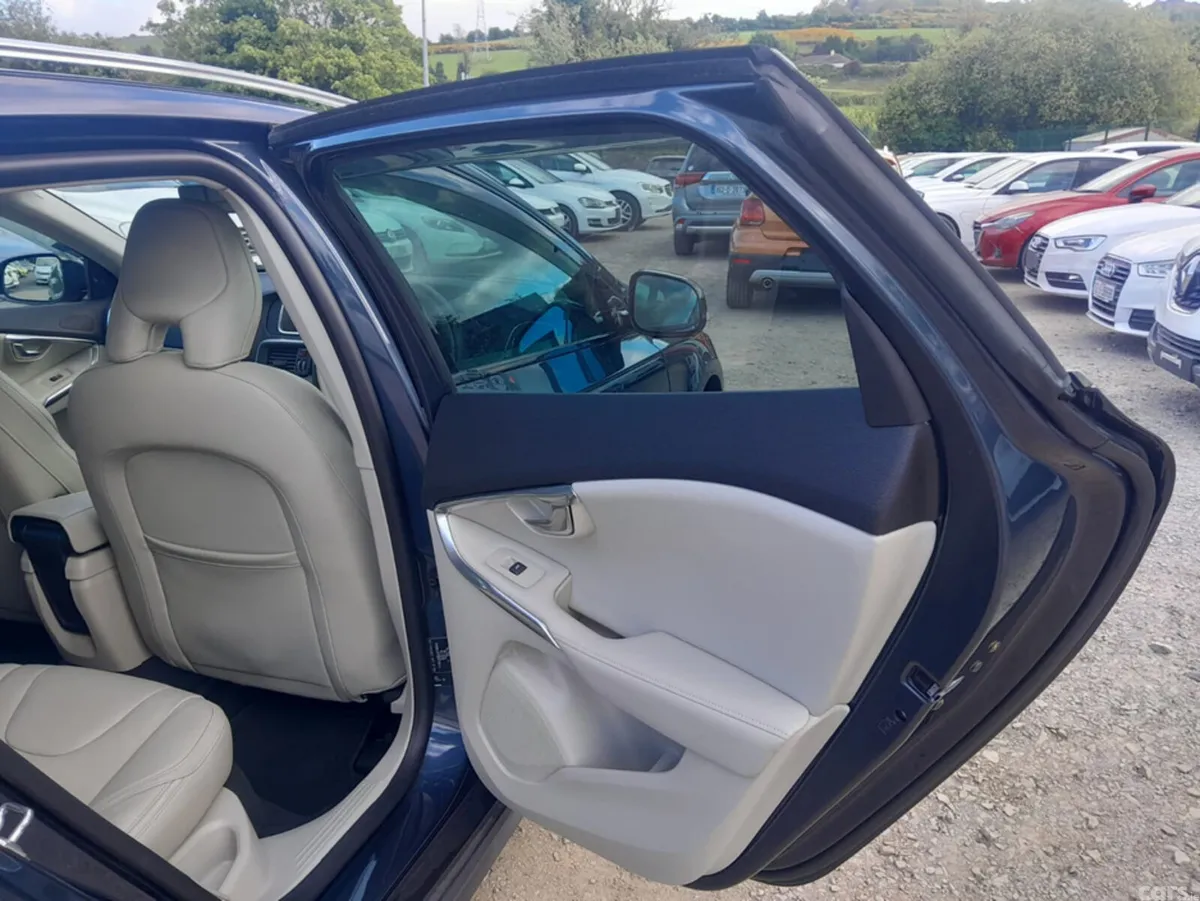 Volvo V40 Hatchback, Diesel, 2017, Blue
