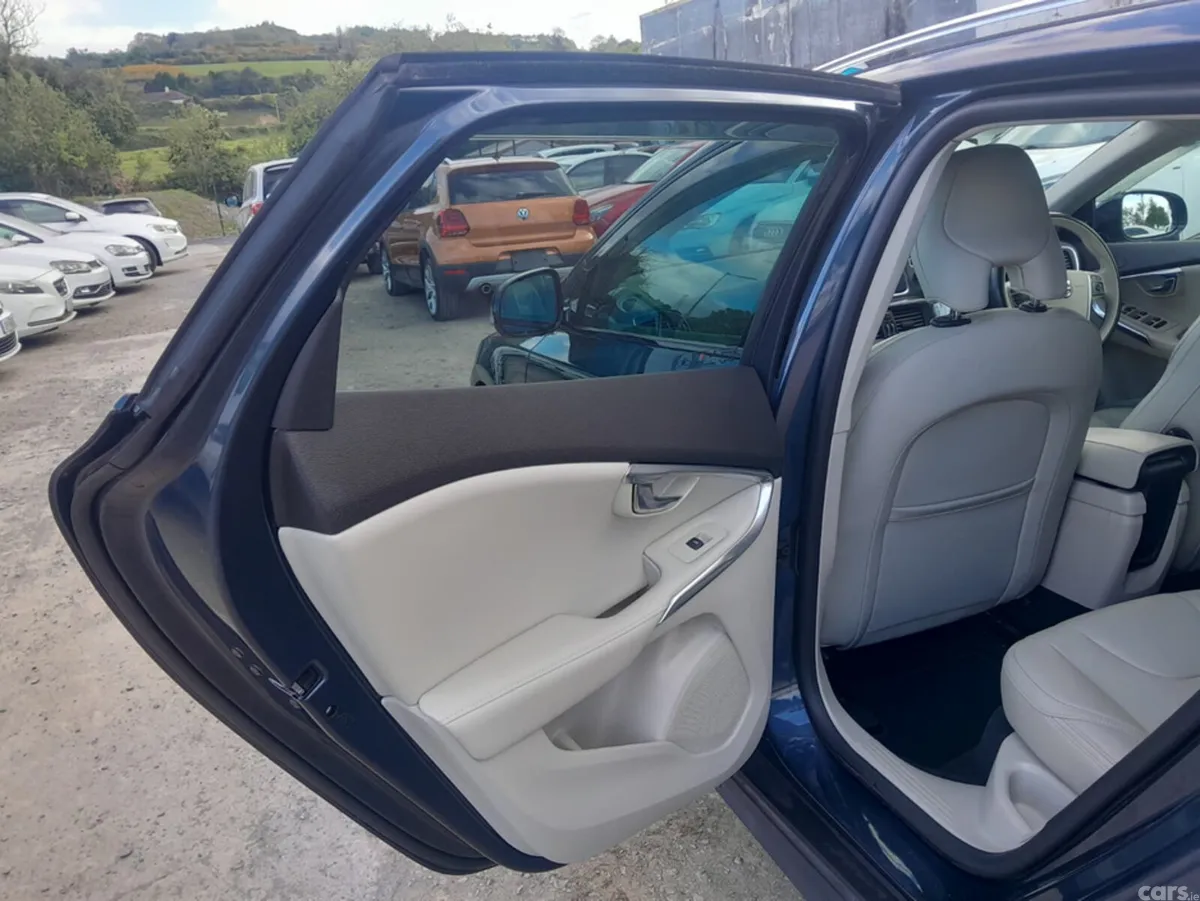 Volvo V40 Hatchback, Diesel, 2017, Blue