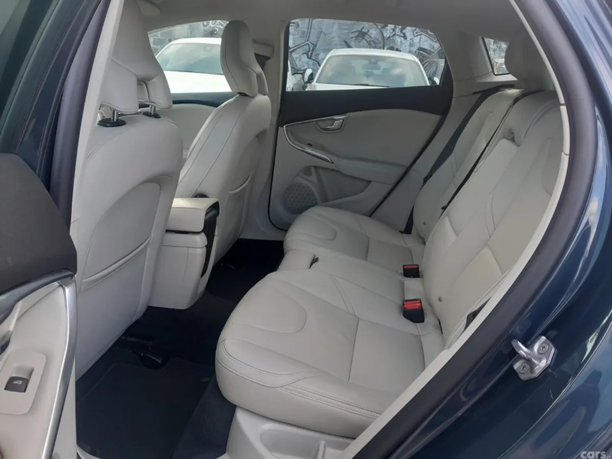 Volvo V40 Hatchback, Diesel, 2017, Blue