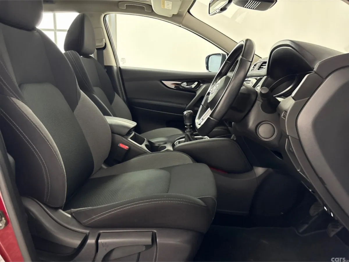 Nissan Qashqai MPV, Petrol, 2020, Red