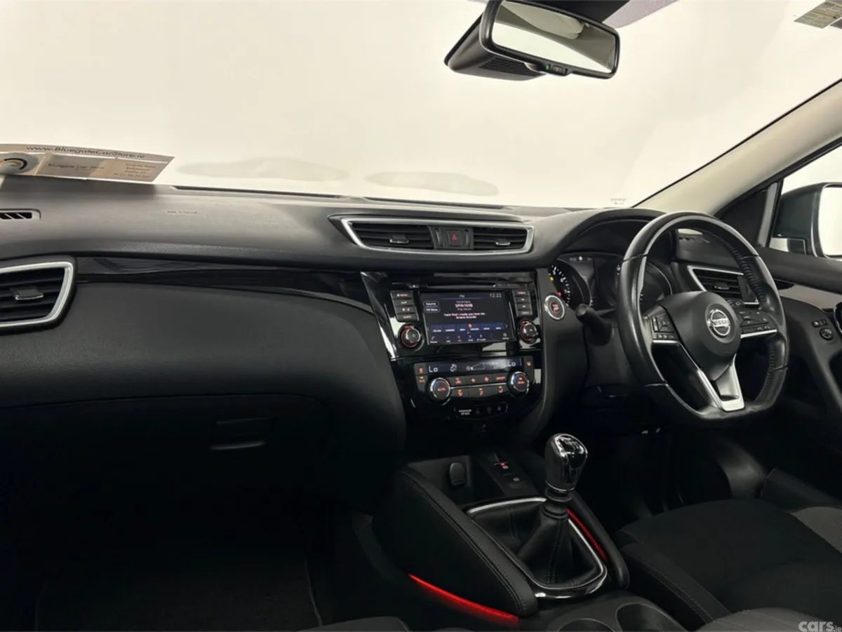Nissan Qashqai MPV, Petrol, 2020, Red