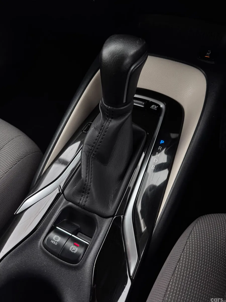 Toyota Corolla Saloon, Petrol Hybrid, 2020, Grey