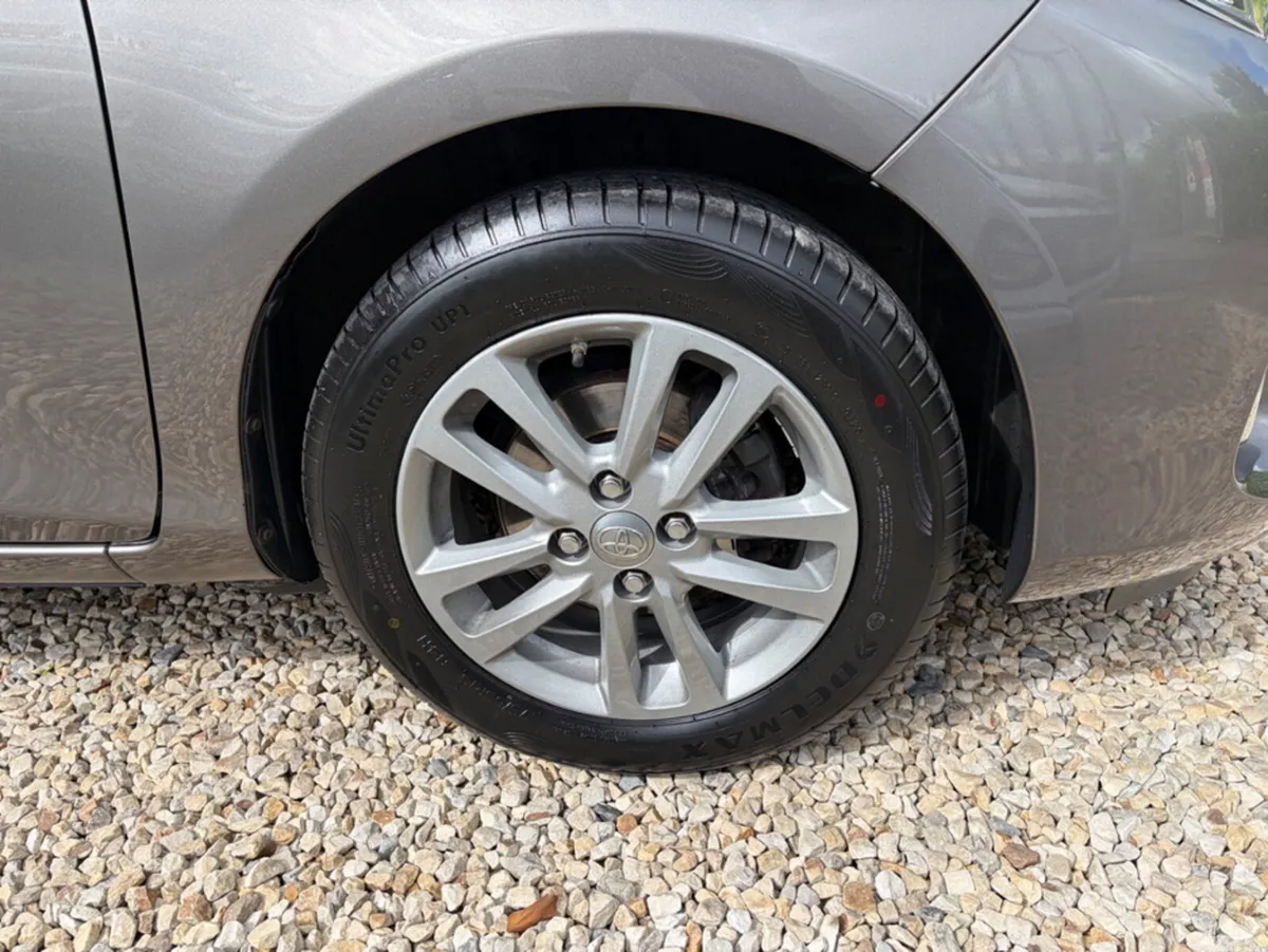 Toyota Yaris Hatchback, Petrol, 2016, Grey