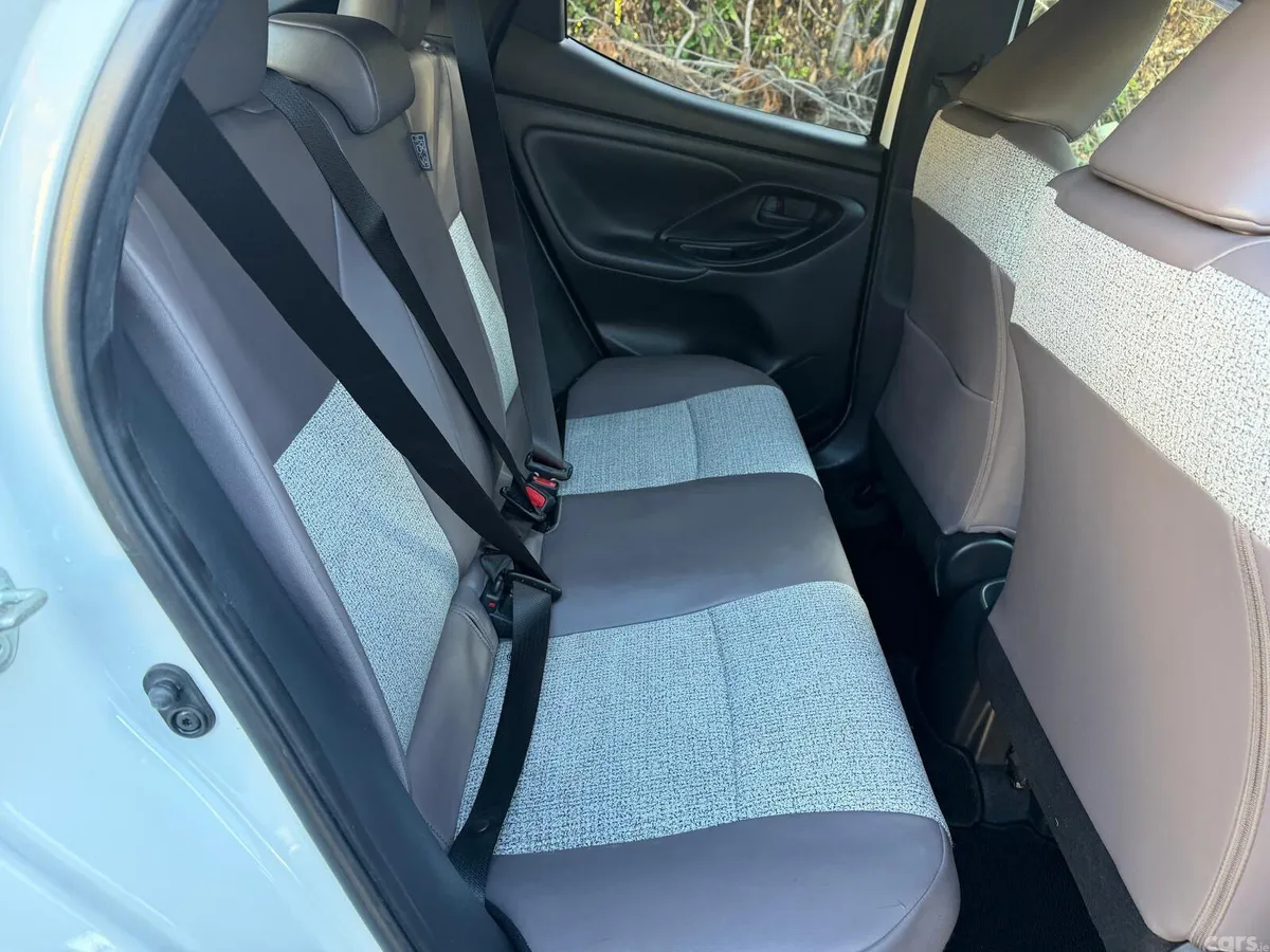 Toyota Yaris Hatchback, Petrol Hybrid, 2021, White