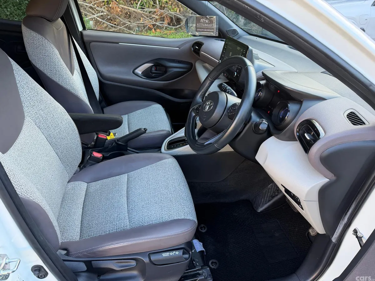 Toyota Yaris Hatchback, Petrol Hybrid, 2021, White