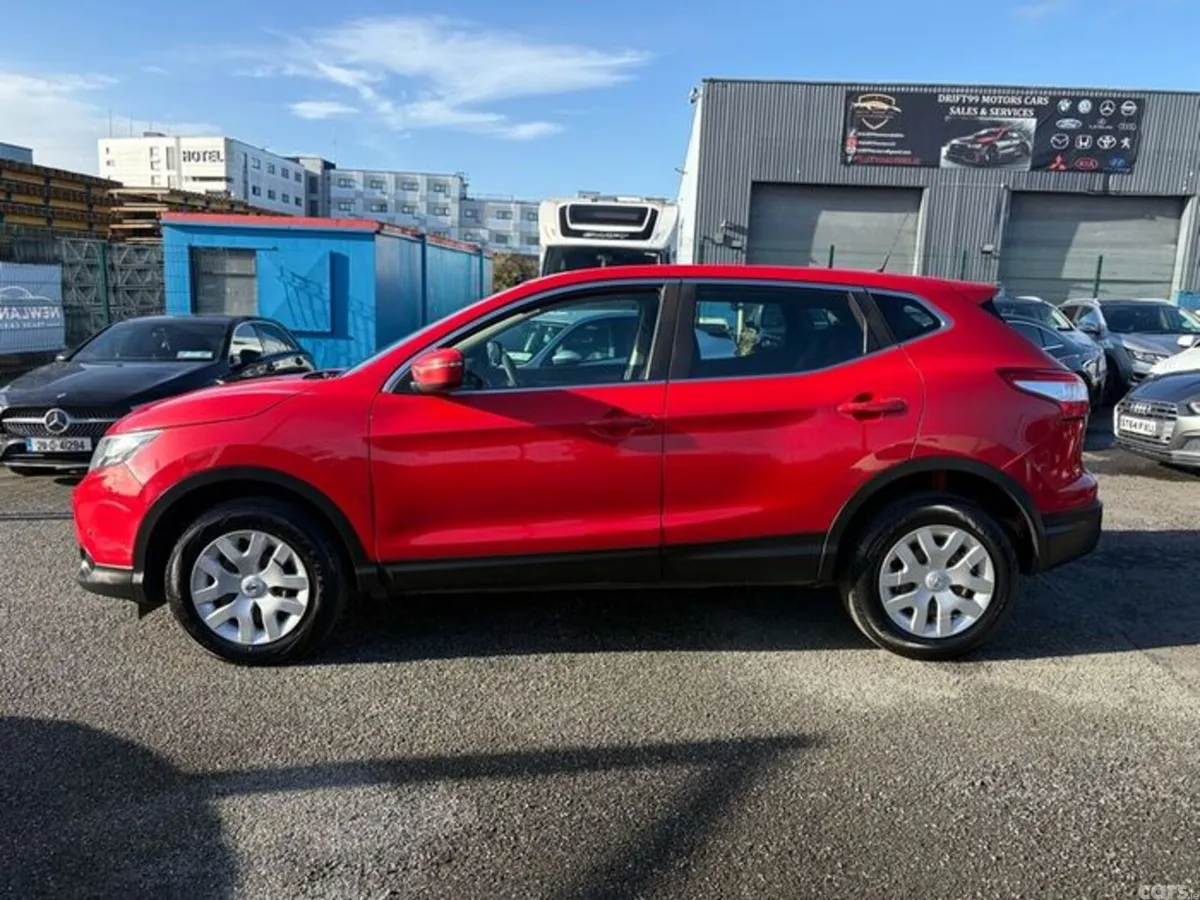 Nissan Qashqai SUV, Diesel, 2017, Red