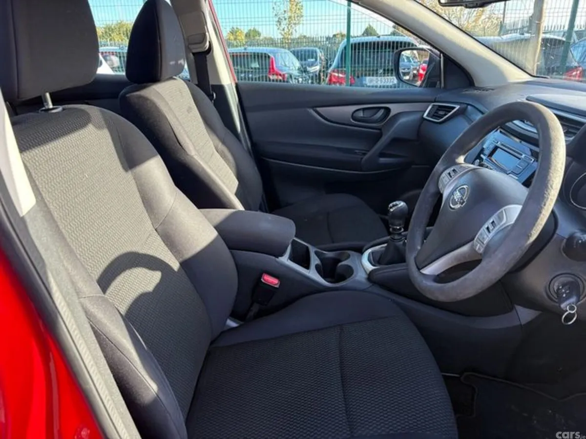 Nissan Qashqai SUV, Diesel, 2017, Red