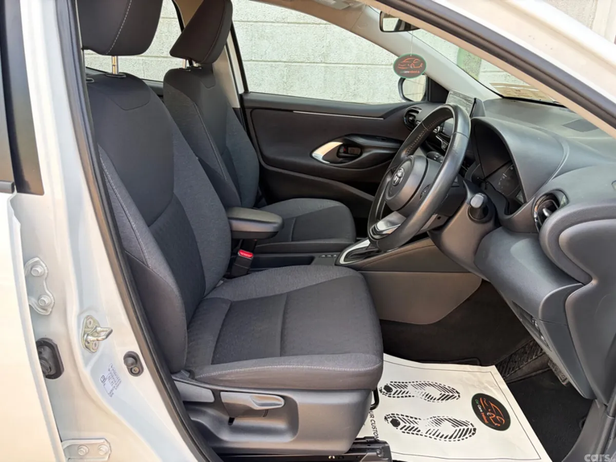 Toyota Yaris Hatchback, Petrol Hybrid, 2023, White