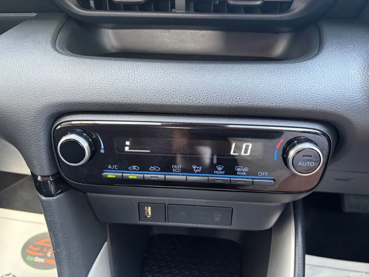 Toyota Yaris Hatchback, Petrol Hybrid, 2023, White