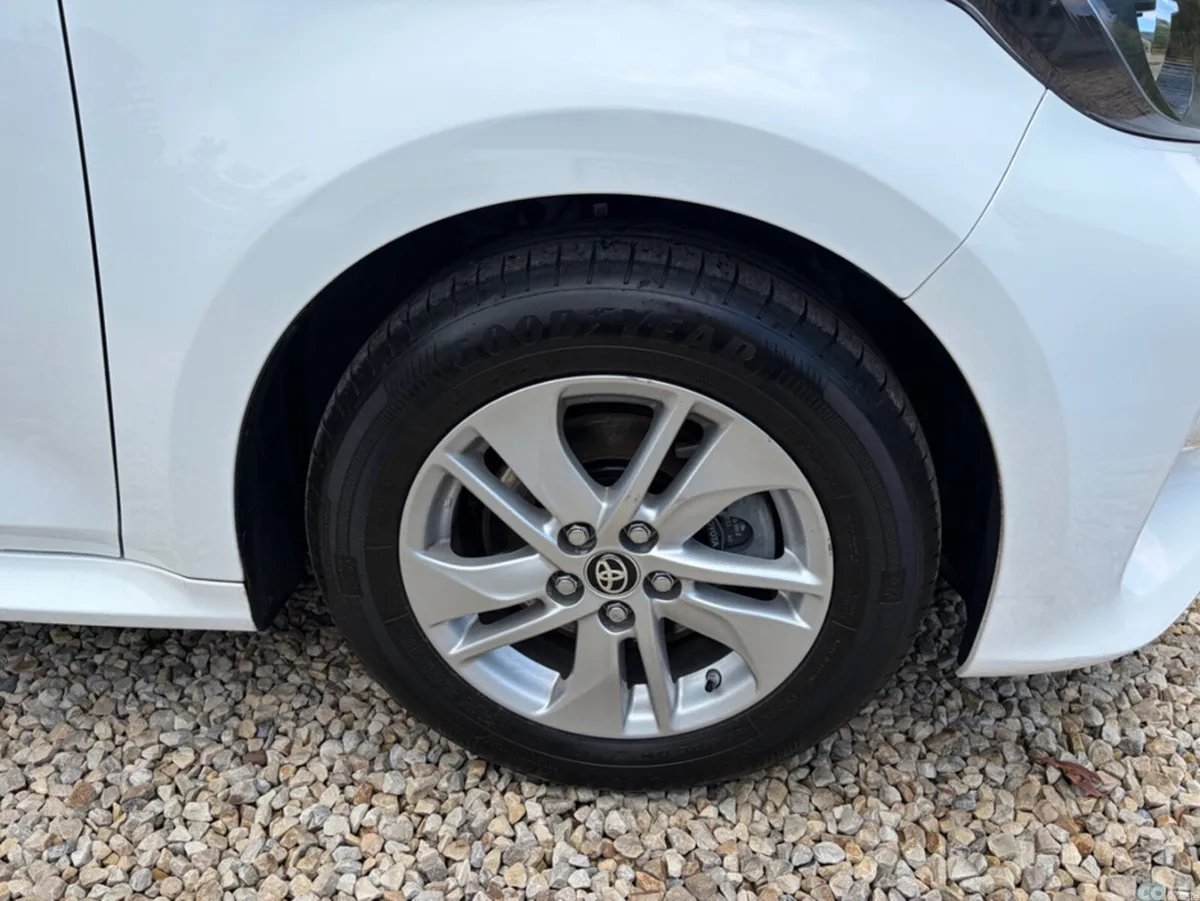 Toyota Yaris Hatchback, Petrol Hybrid, 2023, White