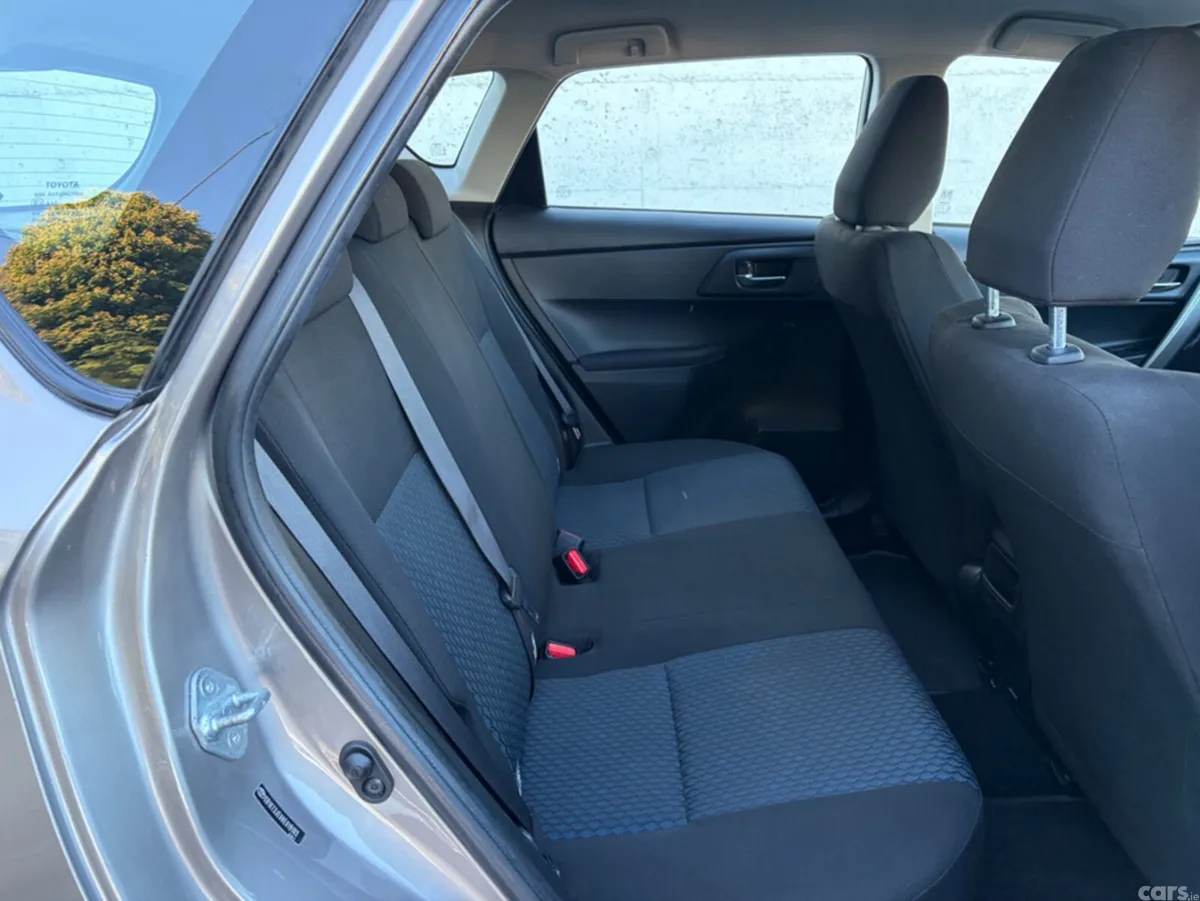 Toyota Auris Hatchback, Petrol, 2014, Grey