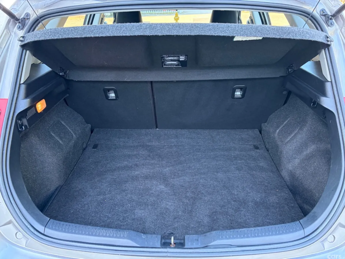 Toyota Auris Hatchback, Petrol, 2014, Grey